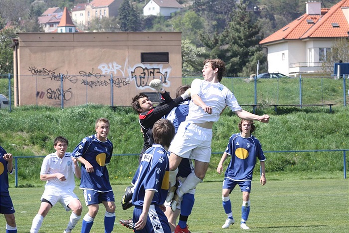 brankář Jakub Dvořák zasahuje