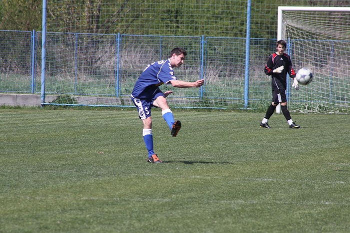 Lukáš Nováček při zakládaní útočné akce