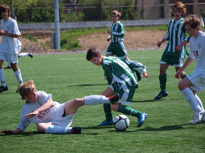 Obranný zákrok Petra Kalaše za asistence J. Grohmanna..