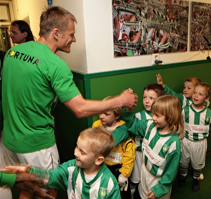 Dalibor Slezák zdraví před zápasem malé fotbalisty