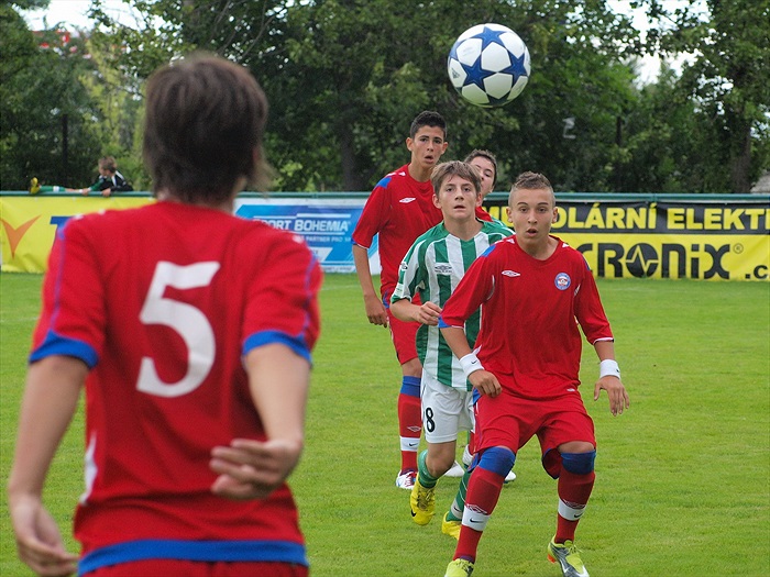 BOH - BRNO 1:1   Filip Kučera v sevření brněnských hráčů. Vzadu vykukuje Tomáš Přibyl.