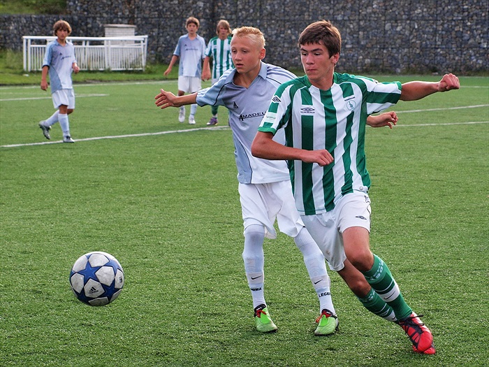 BOH - MOTORLET 1:0   Karel Charvát obchází hráče soupeře