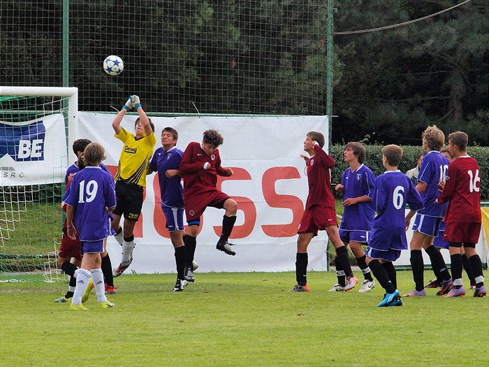 BOH - SPARTA 0:0 (pen. 1:2)   Náš brankář Jakub Kondelík vyboxovává míč co nejdál od své svatyně