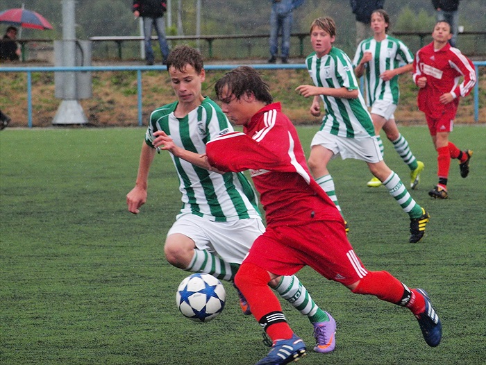 Kevin Radimský v souboji s velmi rychlým útočníkem Motorletu