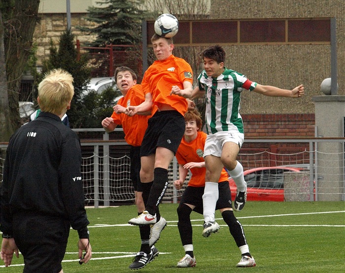 Obrovská snaha D. Müllera získat míč