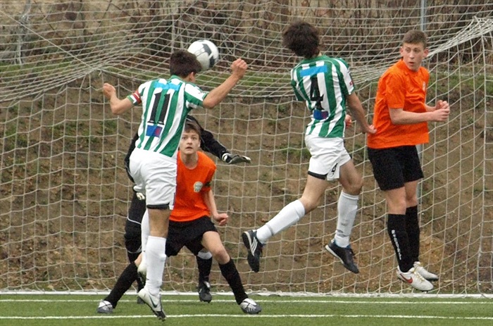 Hlavičkuje David Müller, který v tomto utkání vstřelil 2 branky