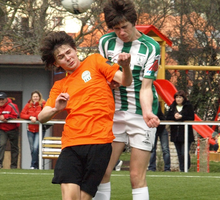 Karel Charvát v hlavičkovém souboji