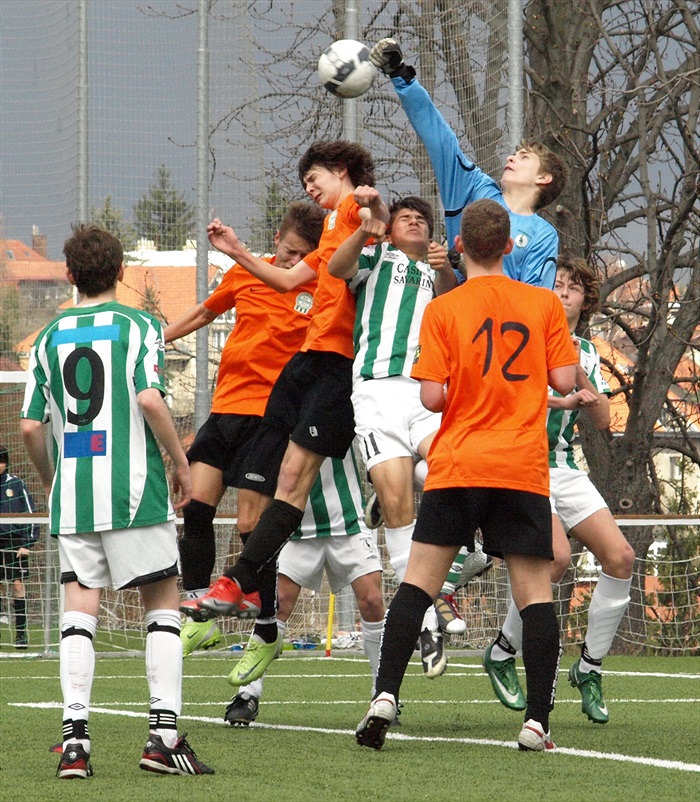 Míč vyboxoval náš golman Michal Bartůněk