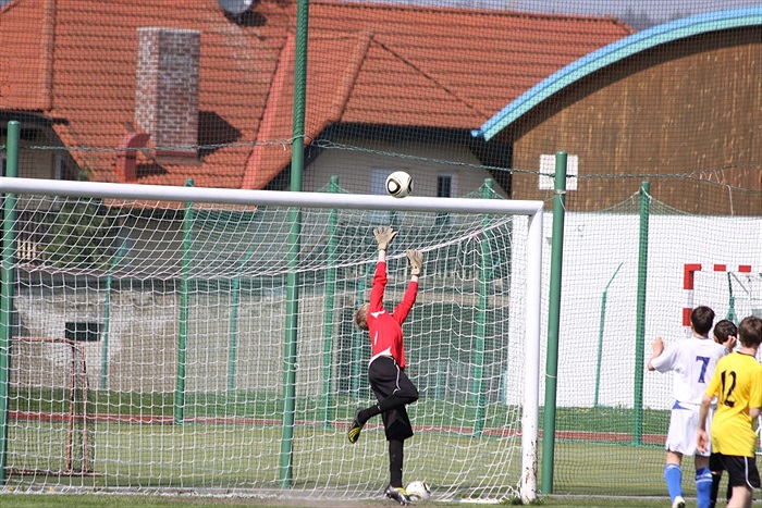 Adam hasí nebezpečí