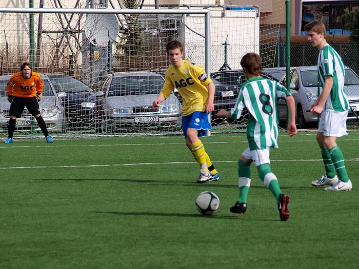 Martin Hnilička se připravuje ke střele, Jakub Horký mu vyměřuje dráhu střely