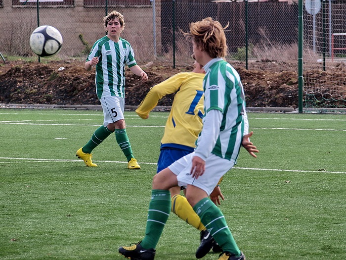 Tomáš Veselý a Jan Pechr hypnotizují míč