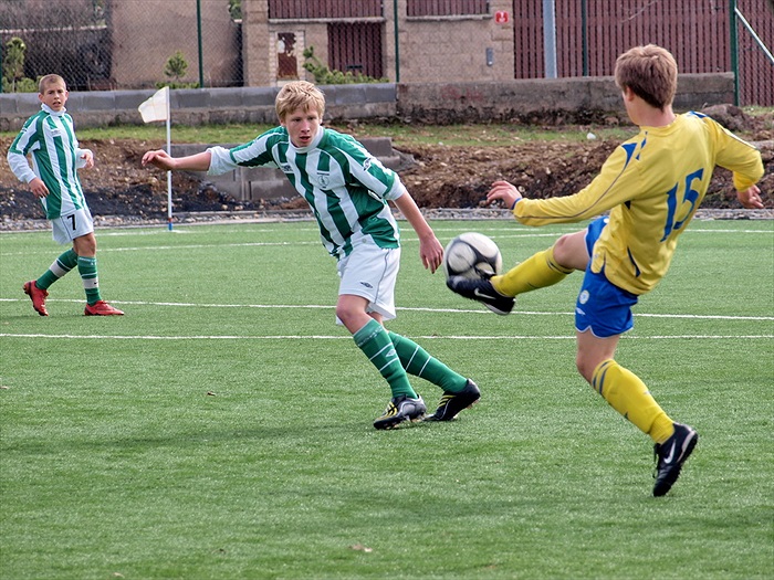 David Svozil kontroluje útočníka Teplic, Petr Ježdík uznale dohlíží