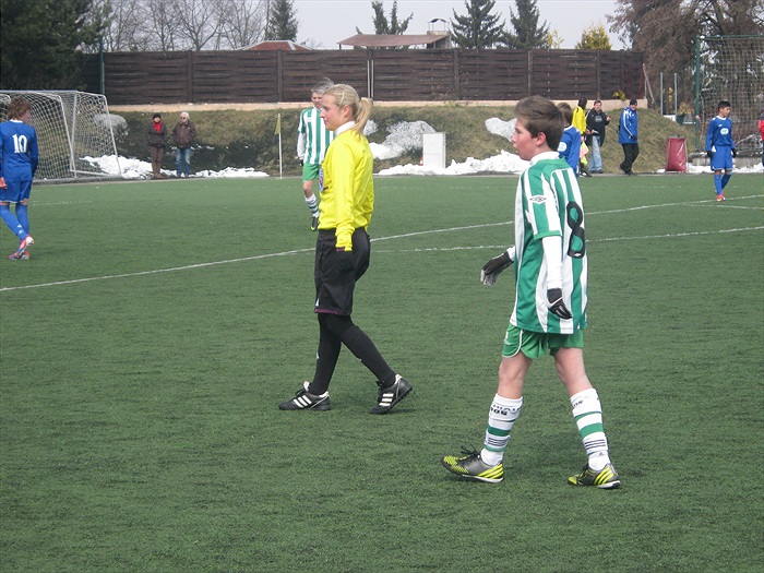 rozhodčí a vedle ní Petrák