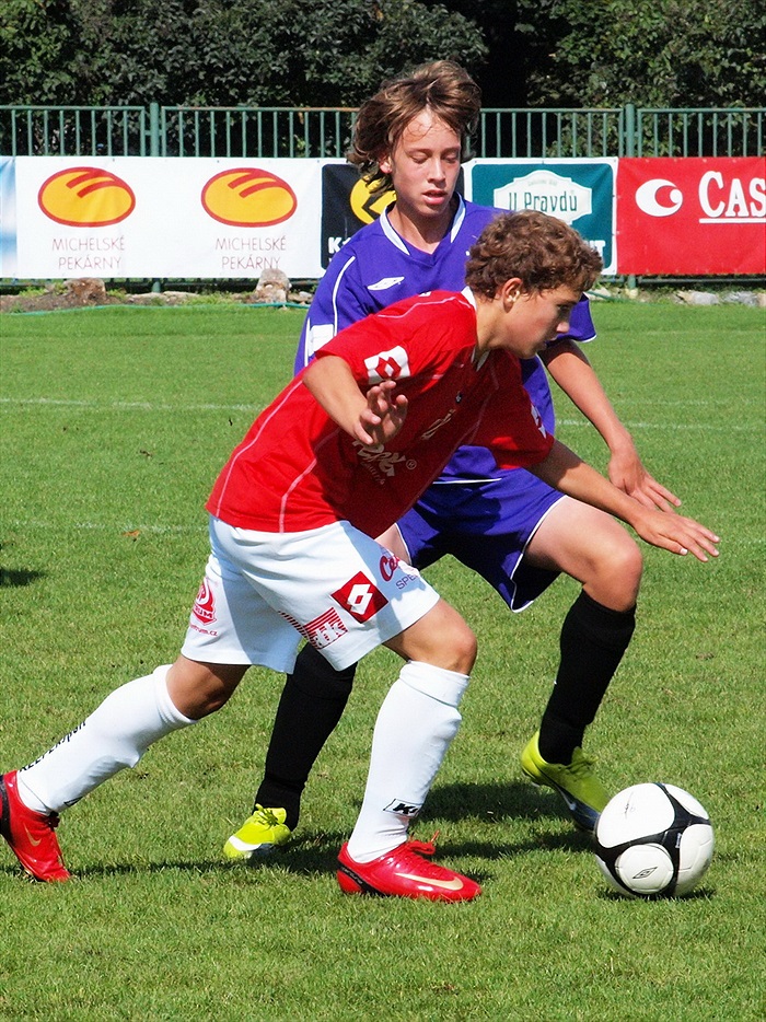 Richard Stanka se snaží zastavit pardubického hráče