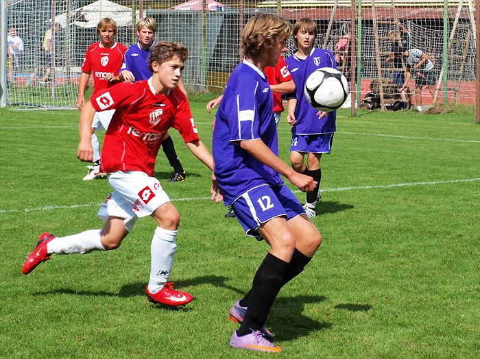 Míč si zpracovává Dominik Šlajsna