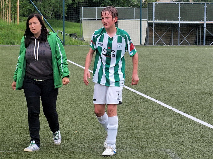 Zraněný Jakub Grohmann v doprovodu vedoucí mužstva