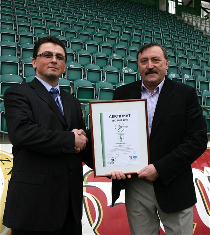 Certifikát ISO 9001 pro Bohemku - ředitel firmy Dekra Vratislav Hanzlík a prezident klubu Antonín Panenka.