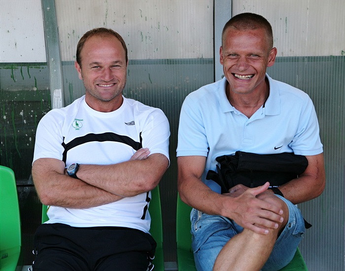 Předzápasová pohoda na lavičce.