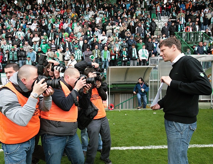 Lukáš Přibyl prezentuje potvrzení od současného vedení svazu o členství v ČMFS