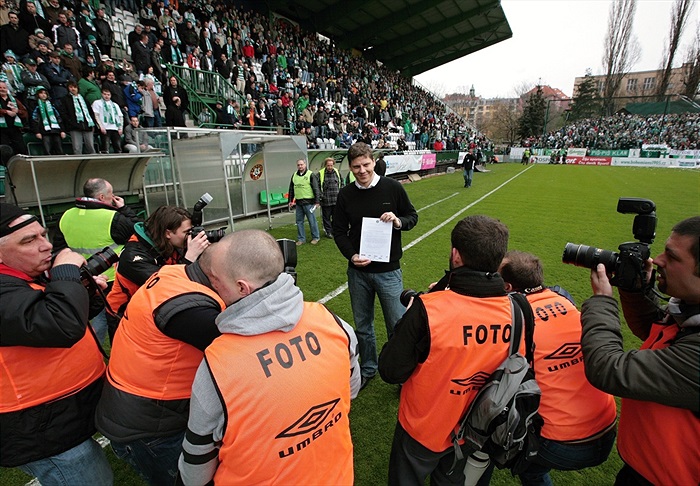 Lukáš Přibyl prezentuje potvrzení od současného vedení svazu o členství v ČMFS