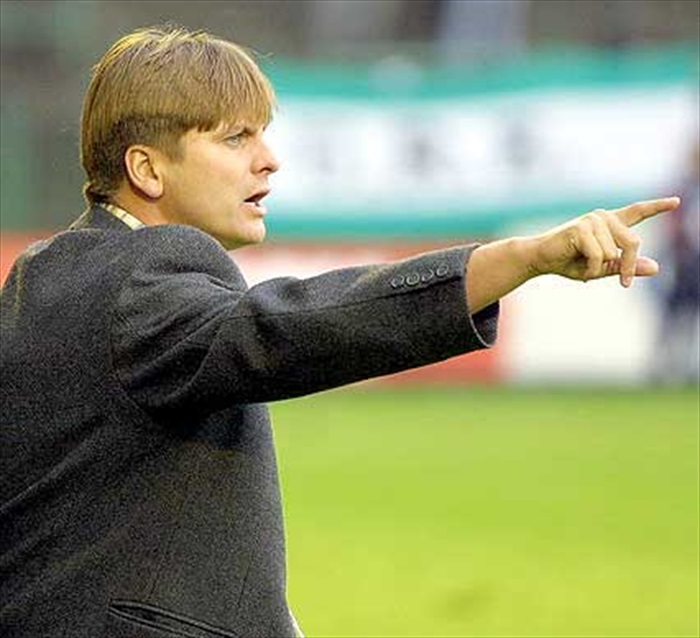 Trenér Uhrin udílí pokyny