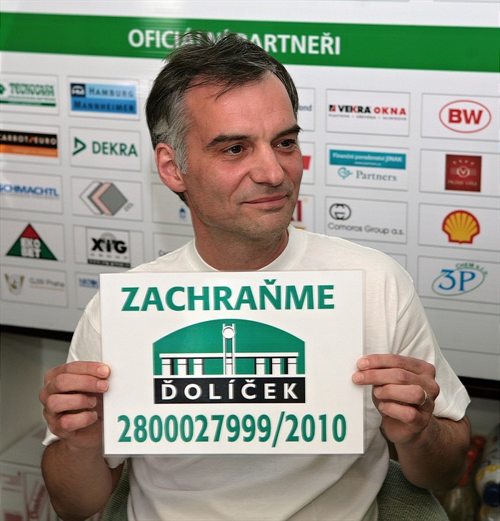 Ivan Trojan ukazuje účet pro Ďolíček.