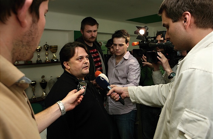 Bohumil Zoufalík odpovídá médiím.