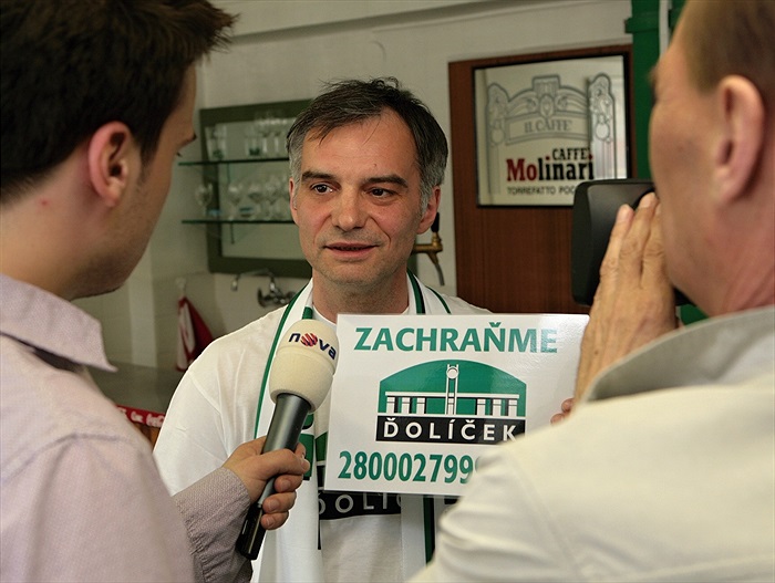 Ivan Trojan hovoří pro média.