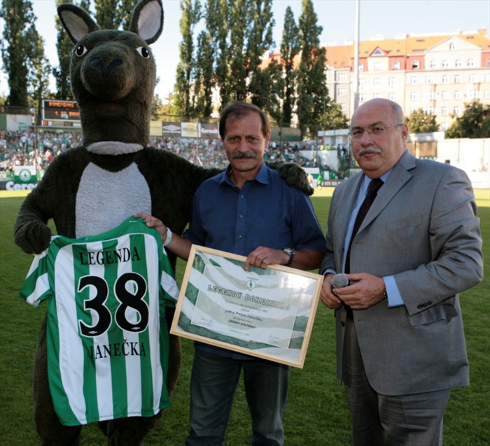 Jiří Steinbroch uvádí Petra Janečku do Společenství legend.
