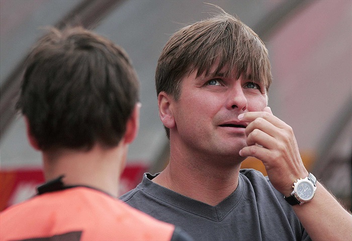 Zamyšlený Dušan Uhrin (podzim 2004)