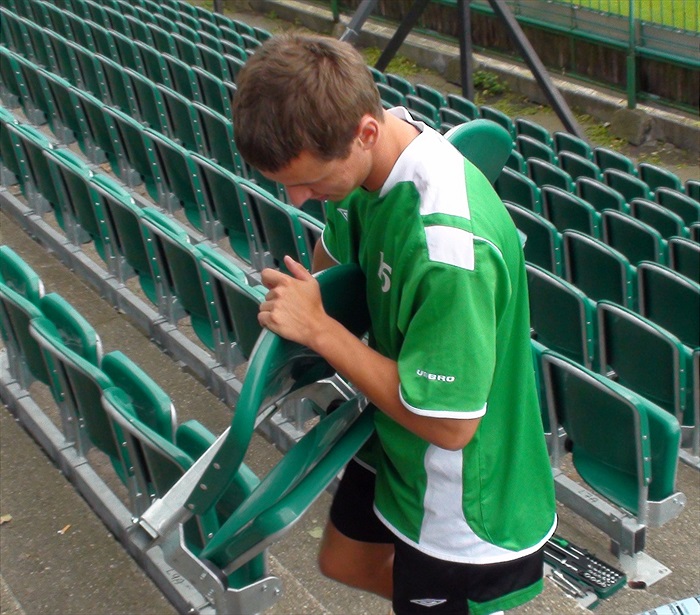 Honza Moravec peláší s dvousedačkou.