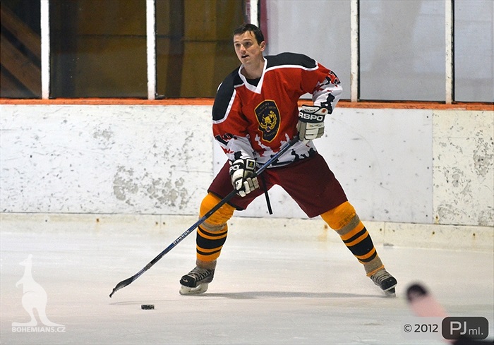 Hokejovou odvětu vyhráli mladí 9:6 - 2012