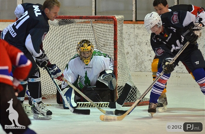 Hokejovou odvětu vyhráli mladí 9:6 - 2012