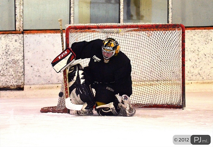 Hokejovou odvětu vyhráli mladí 9:6 - 2012