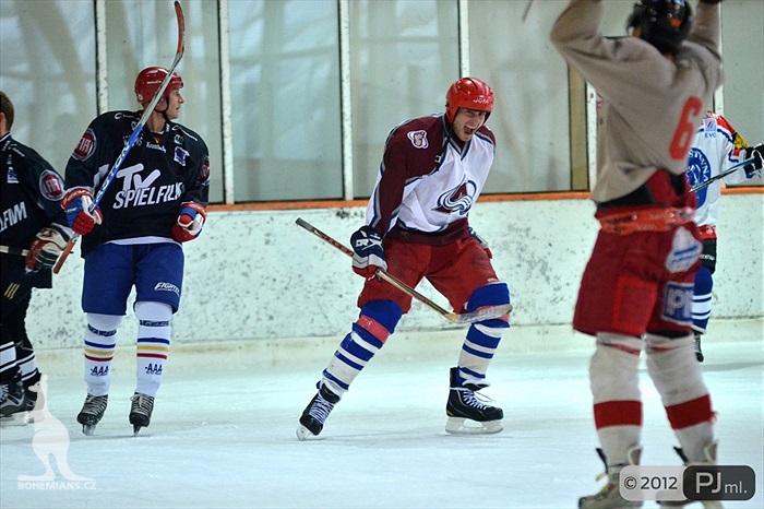 Hokejovou odvětu vyhráli mladí 9:6 - 2012