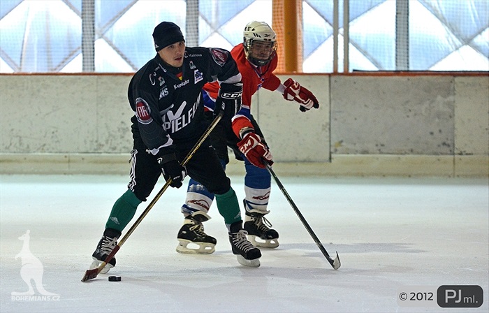 Hokejovou odvětu vyhráli mladí 9:6 - 2012