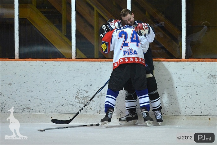 Hokejovou odvětu vyhráli mladí 9:6 - 2012
