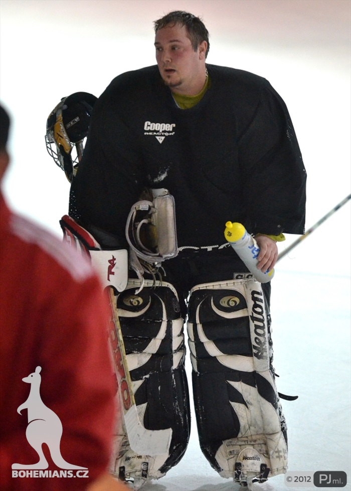 Hokejovou odvětu vyhráli mladí 9:6 - 2012