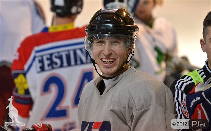 Hokejovou odvetu vyhráli mladí 9:6 - 2012