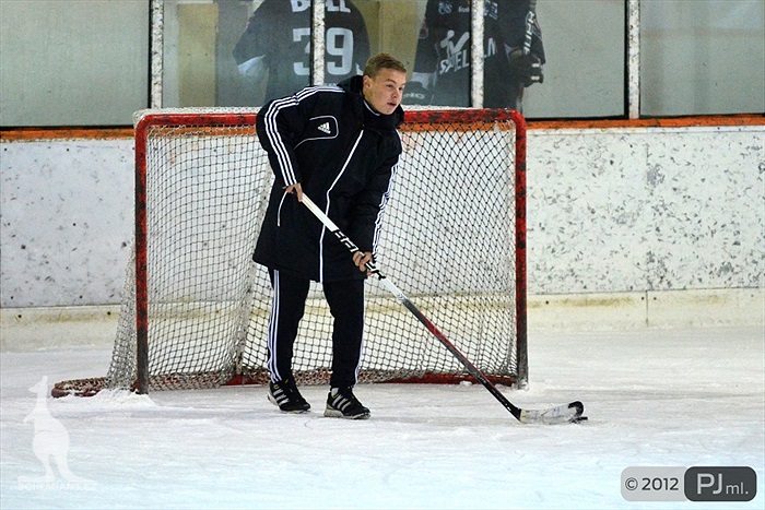 Hokejovou odvětu vyhráli mladí 9:6 - 2012