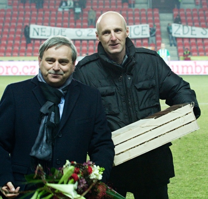 Předání darů oslavenci. Bývalý hráč Bohemians Karel Rada měl 40. narozeniny.