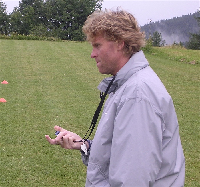 Trenér Zbyněk Busta a stopky - na soustředění nerozluční přátelé.