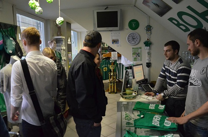 Martin Kolář prodával ve fanshopu