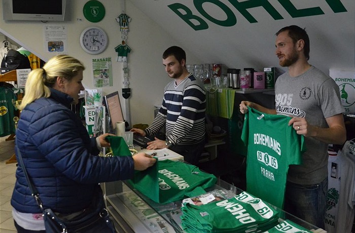 Martin Kolář prodával ve fanshopu