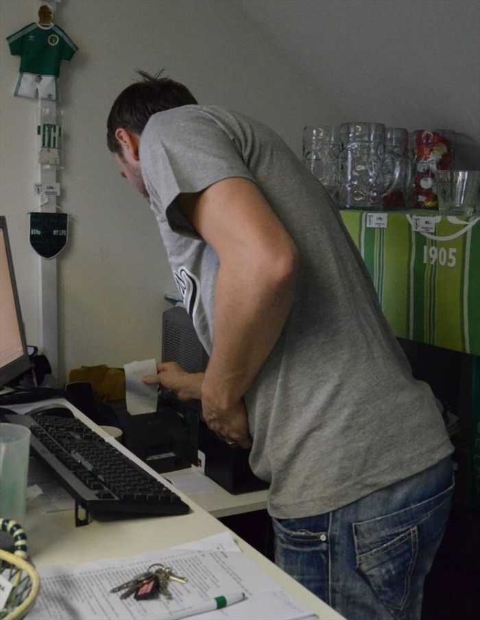 Martin Kolář prodával ve fanshopu