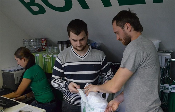 Martin Kolář prodával ve fanshopu