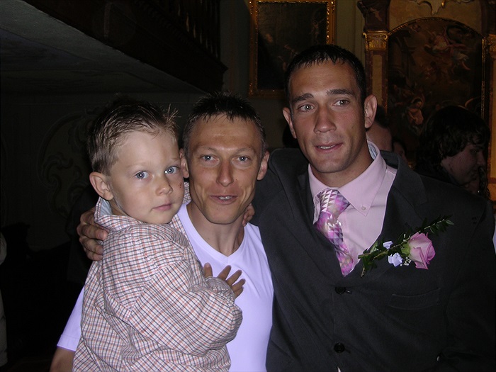Na svatbu svého kamaráda se přijel podívat i Tomáš Kuchař.