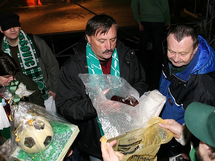 Oslavenec dostává dárky od fanoušků.