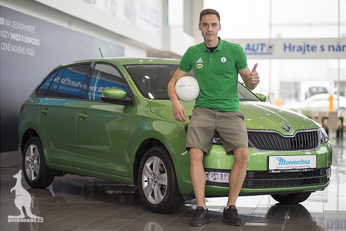 Siim Luts přebírá zánovní automobil od AAA AUTO