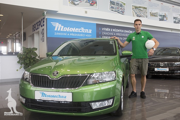 Siim Luts přebírá zánovní automobil od AAA AUTO